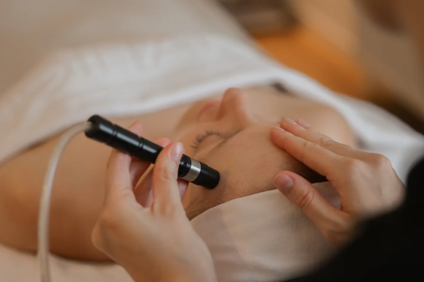 Een professionele aesthetician voert een precisiebehandeling uit