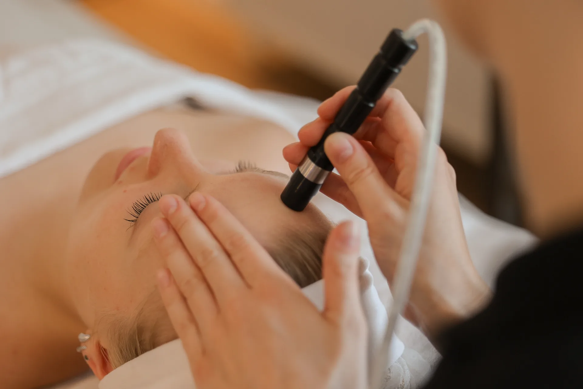 CliΓ«nt tijdens een BellaPeel-gezichtsbehandeling